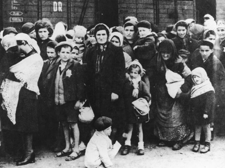 ADN-ZBDas faschistische Konzentrationslager AuschwitzEine Gruppe Juden aus Ungarn nach der Ankunft in Auschwitz im Sommer 1944.