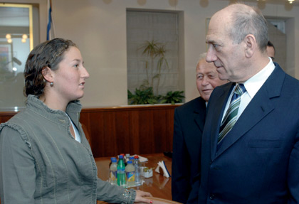 L'ancien Premier ministre israélien Ehud Olmert recevant Shahar Peer