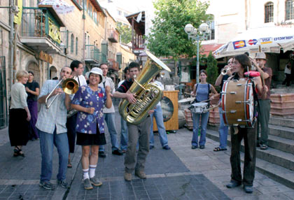 Banda de músicos en una calle de Jerusalén