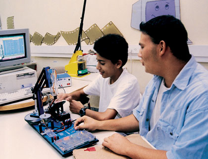 Clase de tecnología en una escuela de ciclo medio