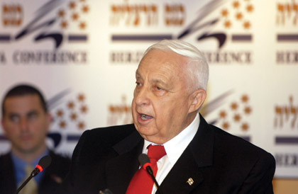 L'ancien Premier ministre israélien Ariel Sharon annonçant le Plan de désengagement