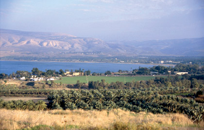 Vista desde el poblado de Kineret hacia el lago y las alturas del Golan