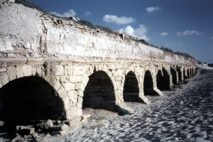 Tramo del antiguo acueducto romano que abastecía a Cesarea