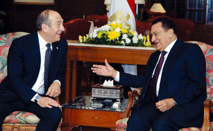 Former PM Ehud Olmert with then Egyptian President Hosni Mubarak