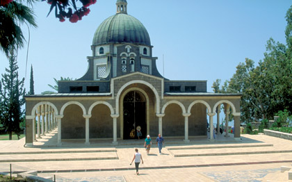 Bem-Aventuranças: Exterior da igreja