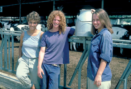 Kibbutz: cowshed and young milkers