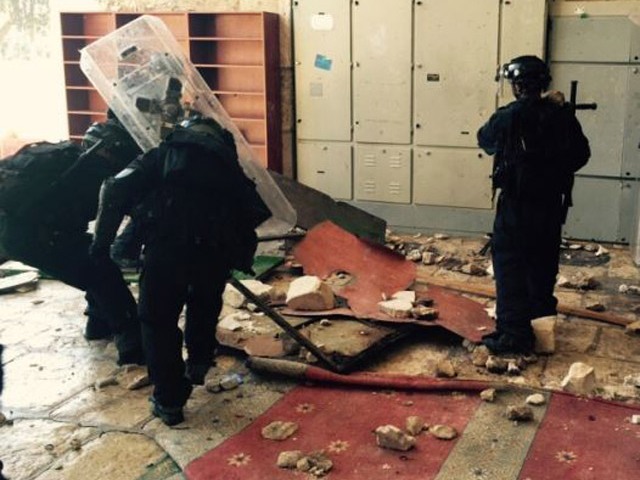 Israel Police removing the barricades at the al-Aqsa mosque