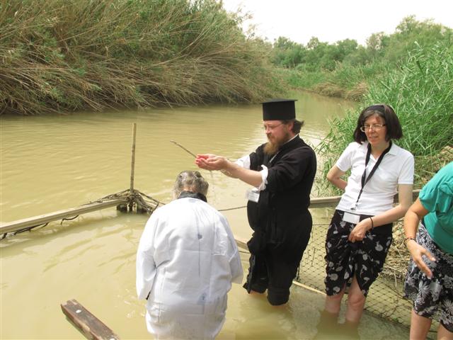 Christians and visitors celebrate Easter at Jordan baptism site