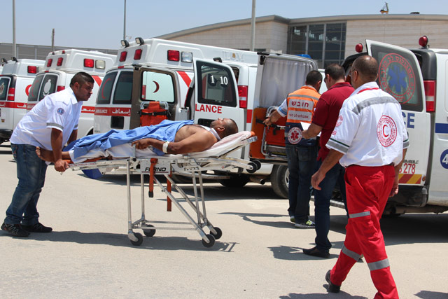 Palestinian civilians transferred to ambulances at Erez Crossing