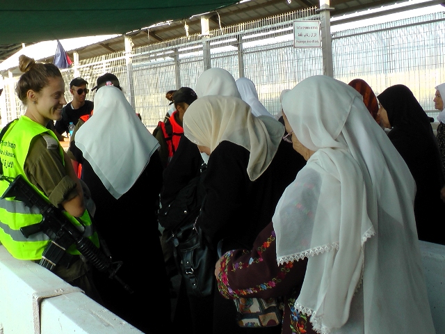 Palestinian women enter Israel during month of Ramadan