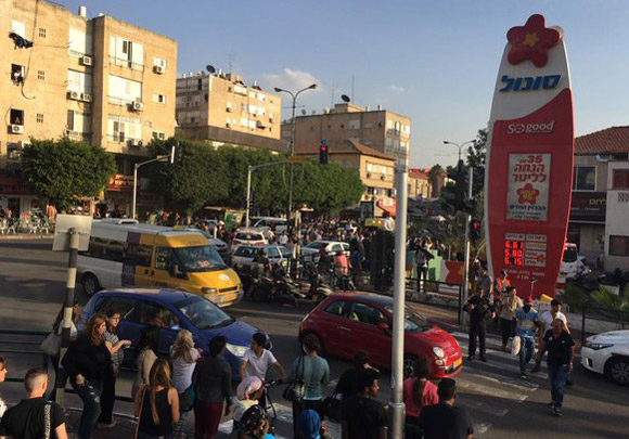 Scene of stabbing attack in Rishon Lezion, Nov 2, 2015