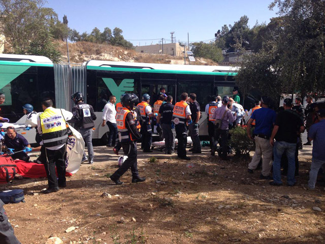 Scene of attack on Egged bus in East Talpiot neighborhood in Jerusalem, Oct 13, 2015