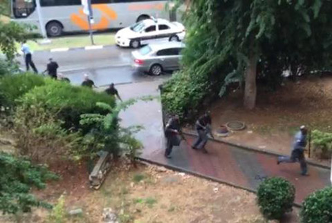 Police officers enter a residential building in Kiryat Gat in search for terrorist - Oct 7, 2015