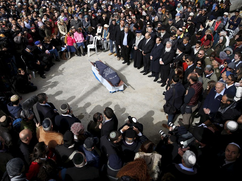 Thousands attend the funeral of Dafna Meir in Jerusalem (January 18, 2016)