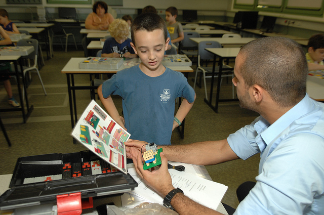 Amir Asor teaching children engineering fundamentals