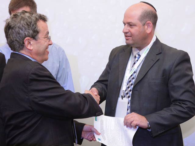 Steve Levitz (left) and Zohar Yinon at the signing ceremony