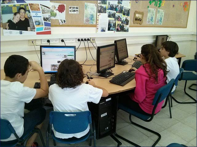 Nipagesh being used at an Israeli school