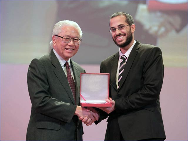 Singapore President Tony Tan Keng Yam congratulating Kabessa at the Singapore Challenge