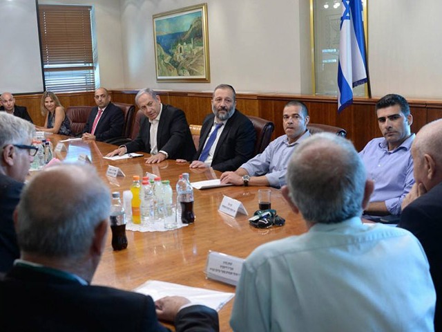 PM Netanyahu and Economy Minister Deri meet with manufacturers