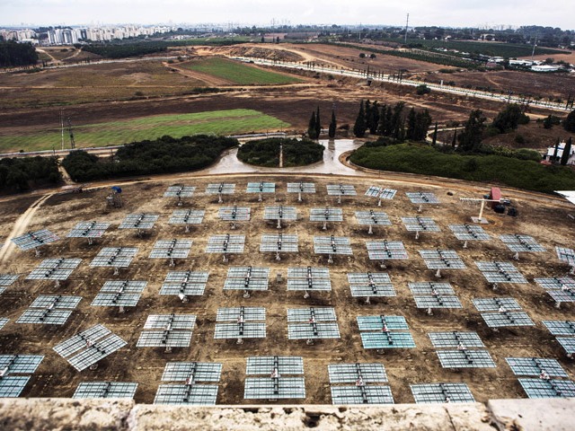 Mirrors at Weizmann Institute of Science reflect sunlight back up to a reflector, used by Israeli start-up NewCO2fuel to produce alternative fuel