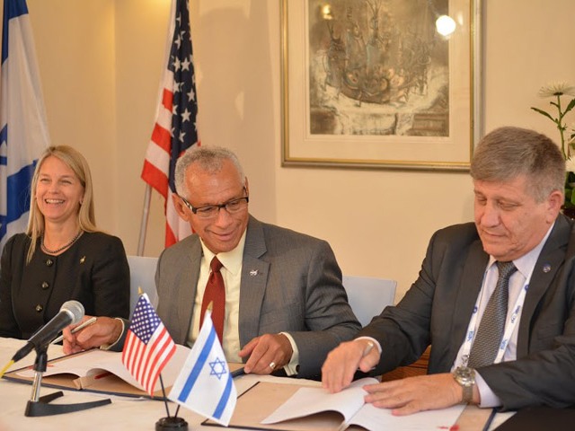 NASA Administrator Charles Bolden and Israel Space Agency Director General Menachem Kidron sign cooperation agreement