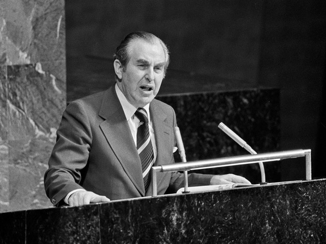 Ambassador Chaim Herzog addresses the UN General Assembly - November 1975