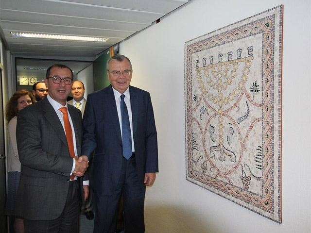 Amb Heifetz displays section of the Ma'on-Nirim mosaic floor to Under Secretary General Fedotov