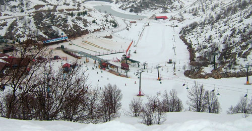 Snow blankets the ground at the lower station of the cable car (Photo: Ministry of Tourism)