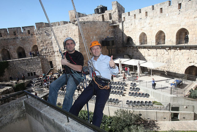 Mayor Barkat rappelling with Nati Gruber, a hand cyclist on Israel's 2012 Paralympic team (Photo: Yossi Zamir/Flash90)