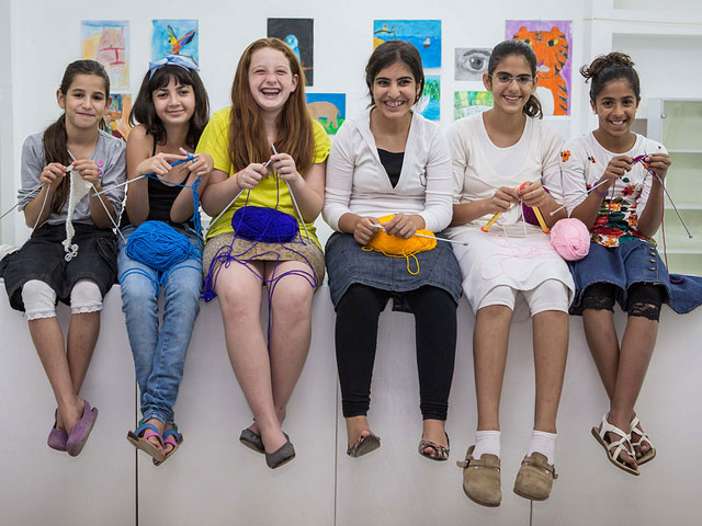 Knitting soothes nerves in Sderot