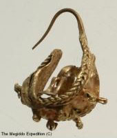 Gold earring with a pattern of molded wild goats