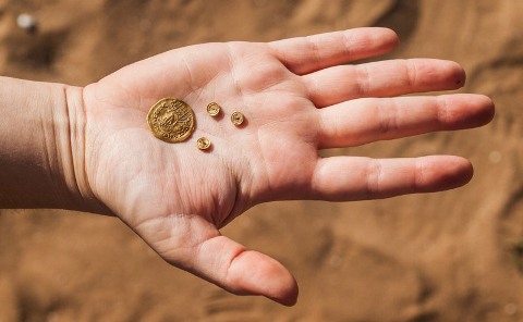 Gold coin and three items inlaid with gold that adorned jewelry