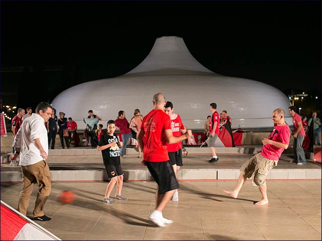 A Contact Point event brings the public to the Israel Museum