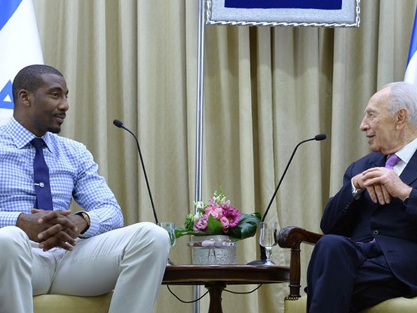 Former President Shimon Peres meets with Amar’e Stoudemire in his 2013 visit to Israel