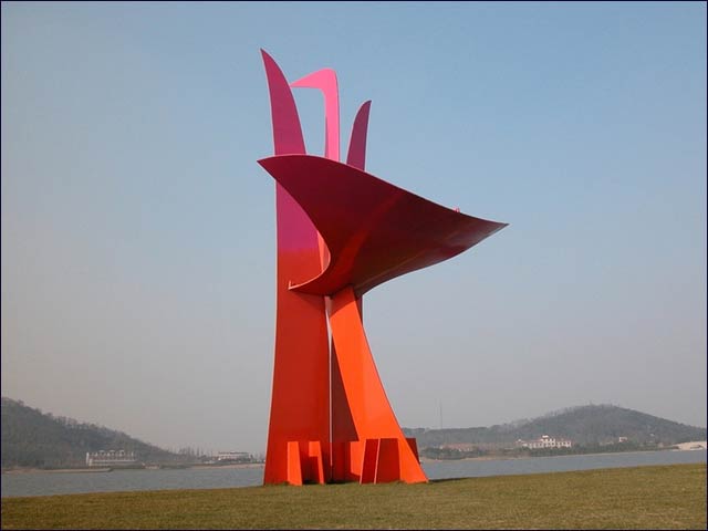 Dina Merhav's statue Bird of Paradise, now exhibited in Shanghai