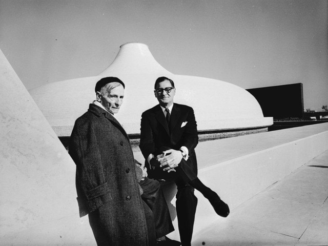 Frederic Kiesler (l.) and Armand Bartos at the opening of the Shrine of the Book, April 1965