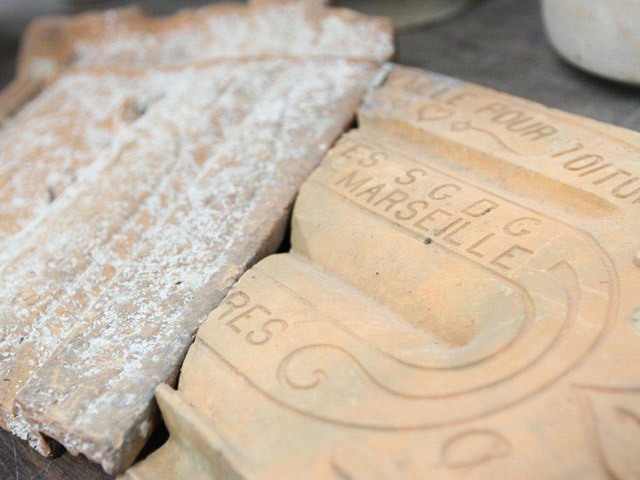 Roof tile from Marseille found on the sunken ship