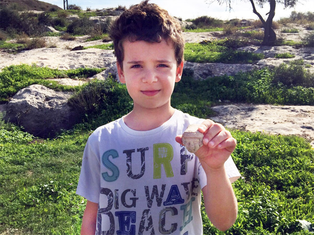 Itai with the head of the statuette he found on Tel Beit Shemesh