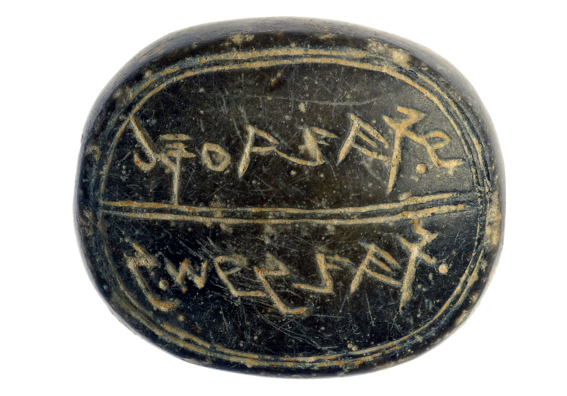 Seal bearing the inscription "to Sa'aryahu ben Shabenyahu"