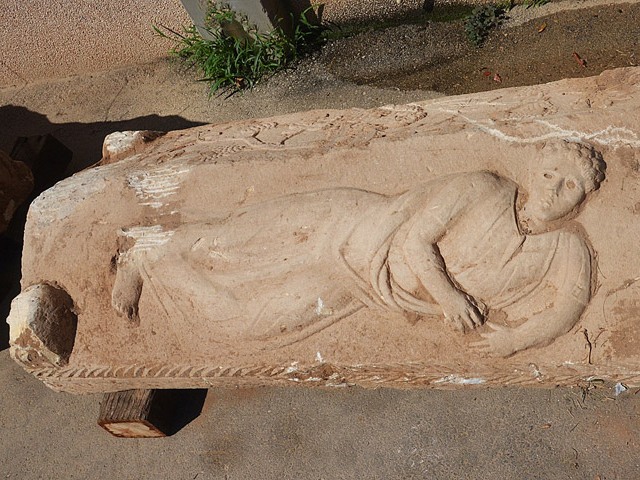 Male figure sculpted on the sarcophagus cover