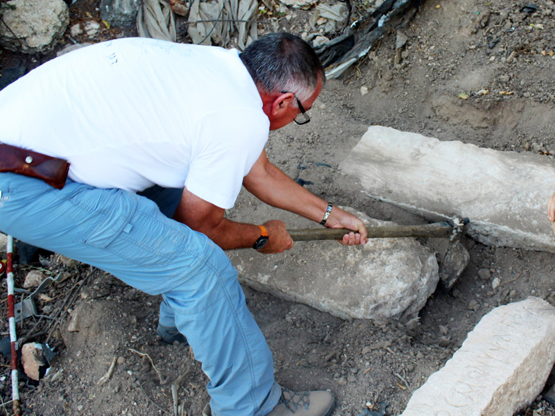 Researcher Aharoni Amitai with the inscriptions uncovered in Zippori