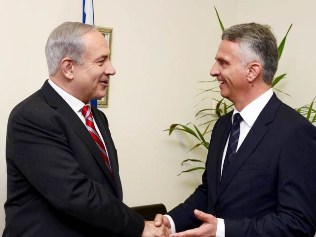 PM Netanyahu greeting Swiss FM Burkhalter in Jerusalem