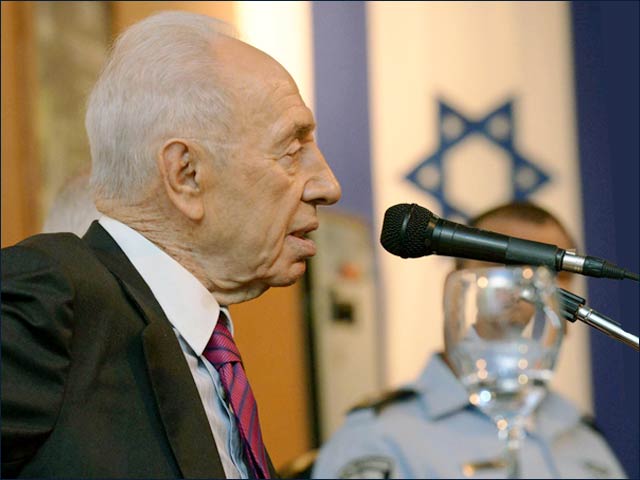 President Peres at the Jerusalem headquarters of the Israel Police