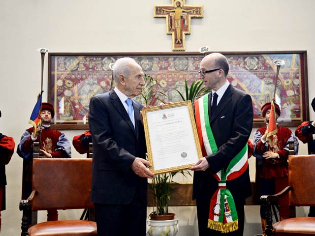 President Peres at the award ceremony in Assisi