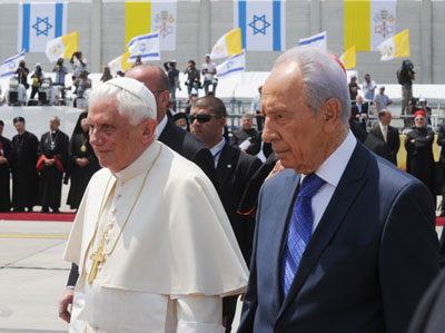 President Peres with Pope Benedict XVI during his pilgrimage in May 2009