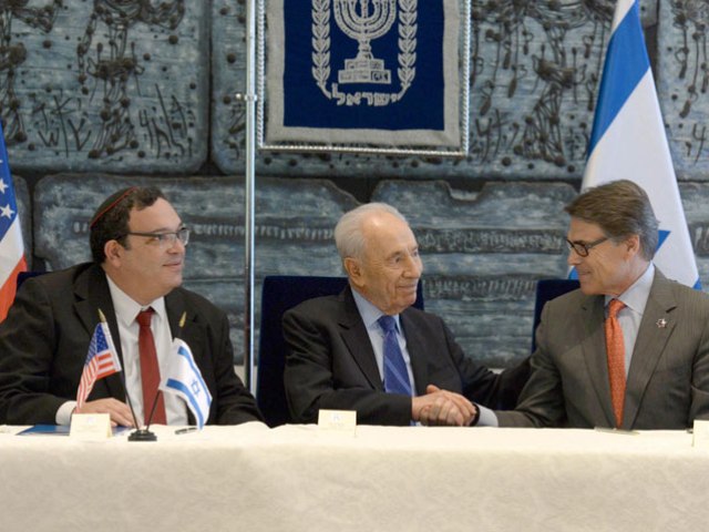 President Peres, Education Minister Piron and Texas Governor Perry at University of Texas signing ceremony