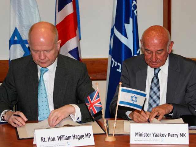 Minister Peri and Secretary Hague at the signing ceremony at the Hebrew University in Jerusalem