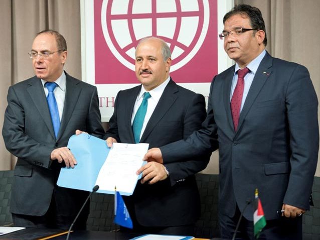 Minister for Regional Cooperation Silvan Shalom, Jordanian Minister of Water and Irrigation Hazem Nasser, and head of the Palestinian Water Authority Dr. Shaddad Attili at signing ceremony