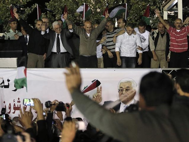 Palestinian President Mahmoud Abbas welcomes Palestinian terrorists released from Israeli prisons, Oct 2013