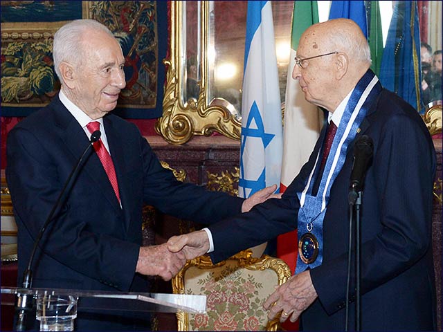 President Peres with Italian President Napolitano at the award ceremony